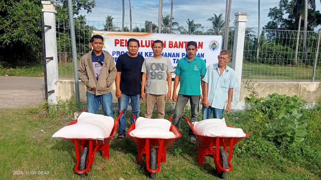 Pembagian Pupuk dan Kereta sorong program Ketahanan pangan